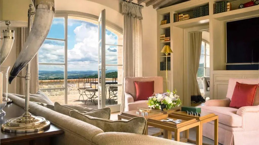 Wohnbereich mit Zugang zur Terrasse mit beeindruckender Aussicht.