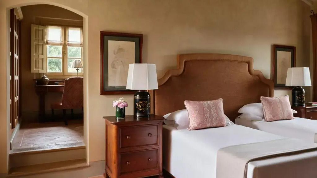 Stilvolles Doppelzimmer in der Alba Villa mit elegantem Dekor und Blumen auf einem Nachttisch
