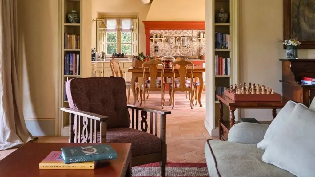 Gemütlicher Wohnbereich mit stilvollen Sitzmöbeln und Blick in die Küche der Alba Villa