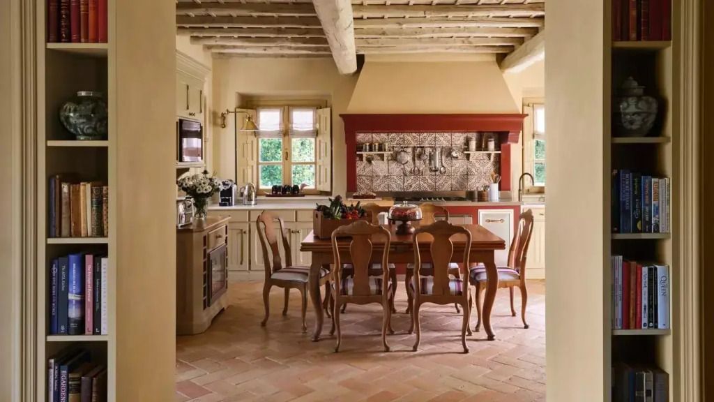 Traditionell gestaltete Küche in der Alba Villa mit rustikaler Einrichtung und Essbereich