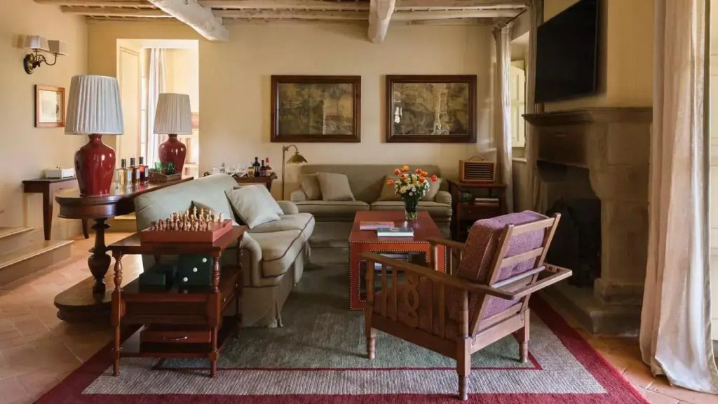 Wohnzimmer der Alba Villa mit eleganten Möbeln und dekorativem Kamin
