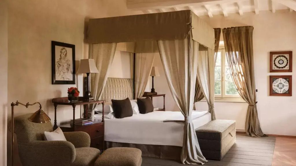 Luxuriöses Schlafzimmer mit Himmelbett und eleganter Einrichtung in der Biondi Villa