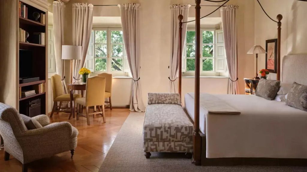Helles Schlafzimmer mit Fenster und Sitzbereich in der Biondi Villa