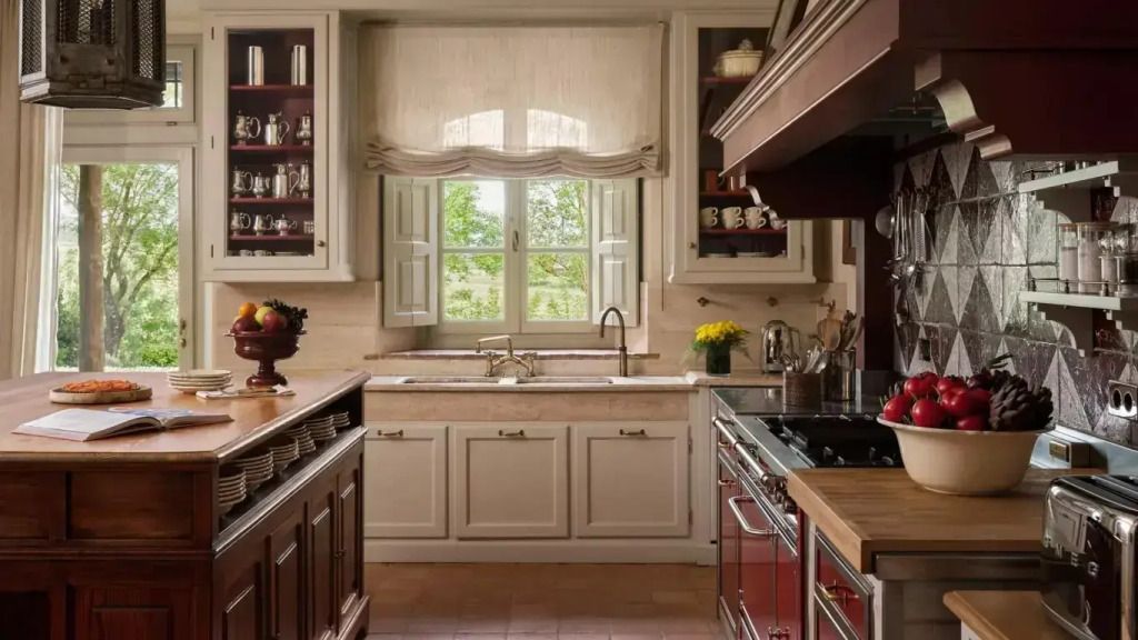 Charmante Küche mit Holzelementen und Fensterblick in der Biondi Villa
