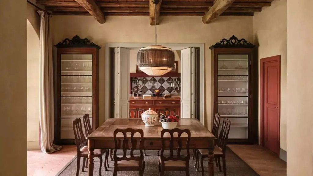 Eleganter Essbereich mit Holztisch und traditionellem Dekor in der Biondi Villa
