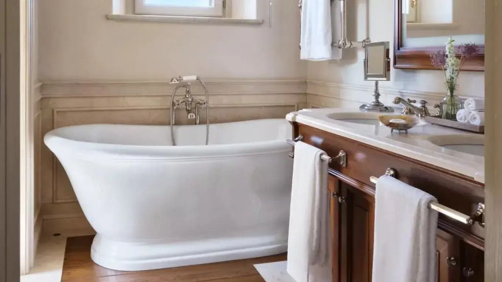 Luxuriöses Badezimmer mit freistehender Wanne und edlem Waschbeckenbereich