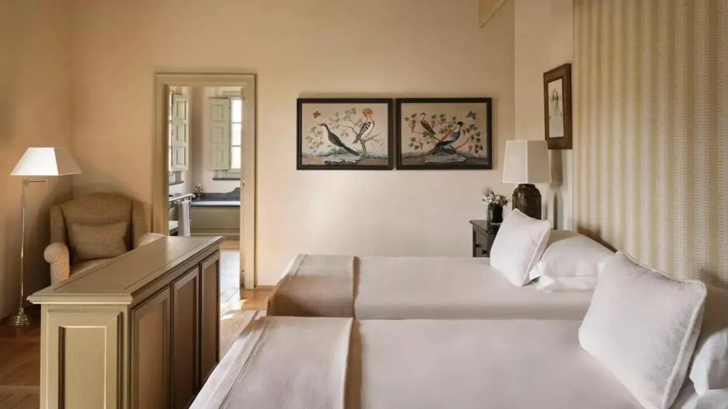 Zwillingsbett-Zimmer mit dekorativen Wandbildern und Sicht auf Badezimmer