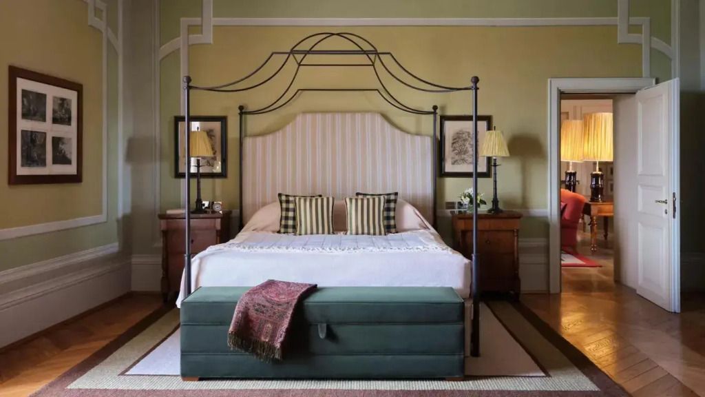 Elegantes Schlafzimmer mit Kingsize-Bett und dekorativen Nachttischen