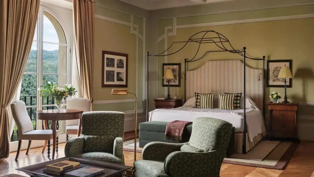 Luxuriöses Schlafzimmer mit gemütlichen Sesseln und warmen Farben