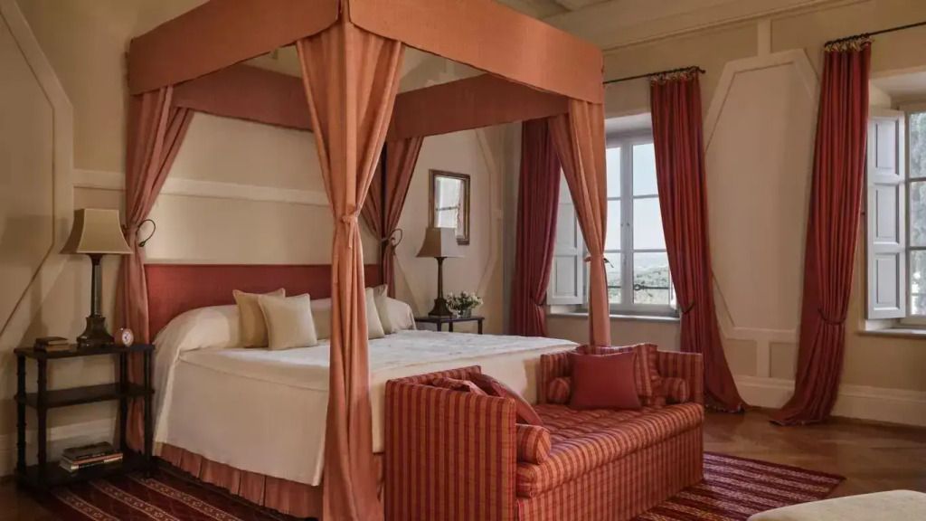 Helles Schlafzimmer mit Himmelbett und Panoramafenster