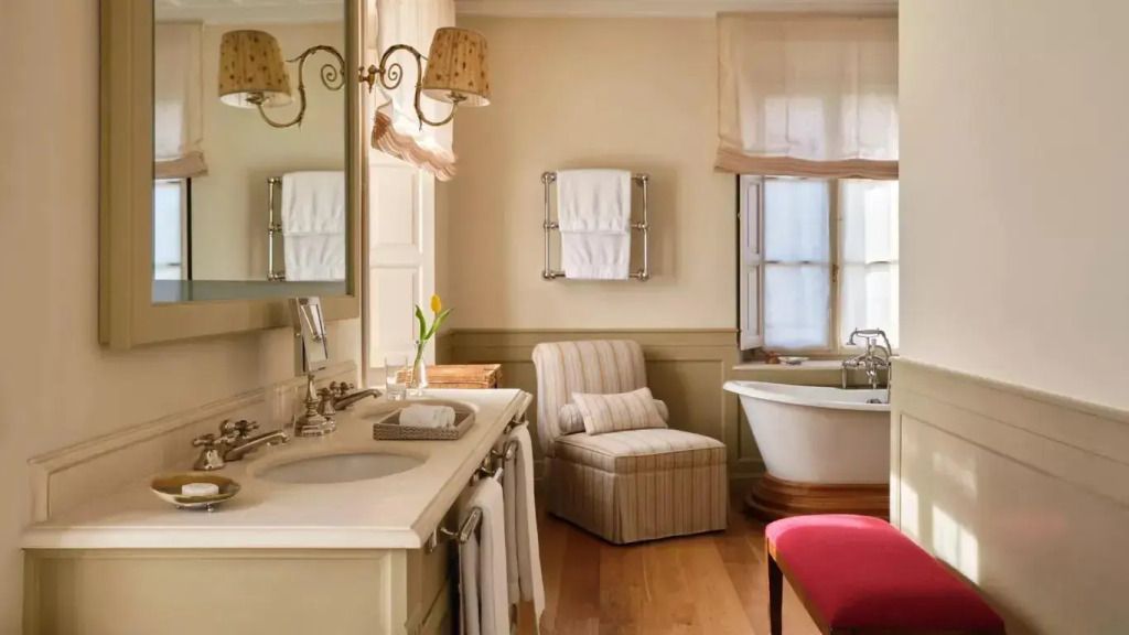 Elegantes Badezimmer mit Doppelwaschtisch und freistehender Badewanne