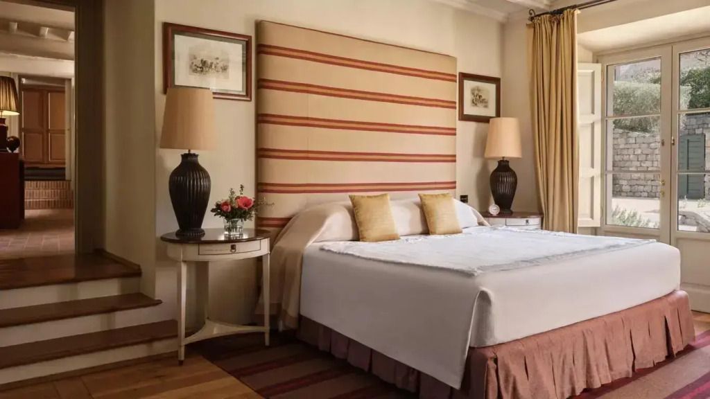Luxuriöses Schlafzimmer mit einem großen Bett und eleganten Lampen.