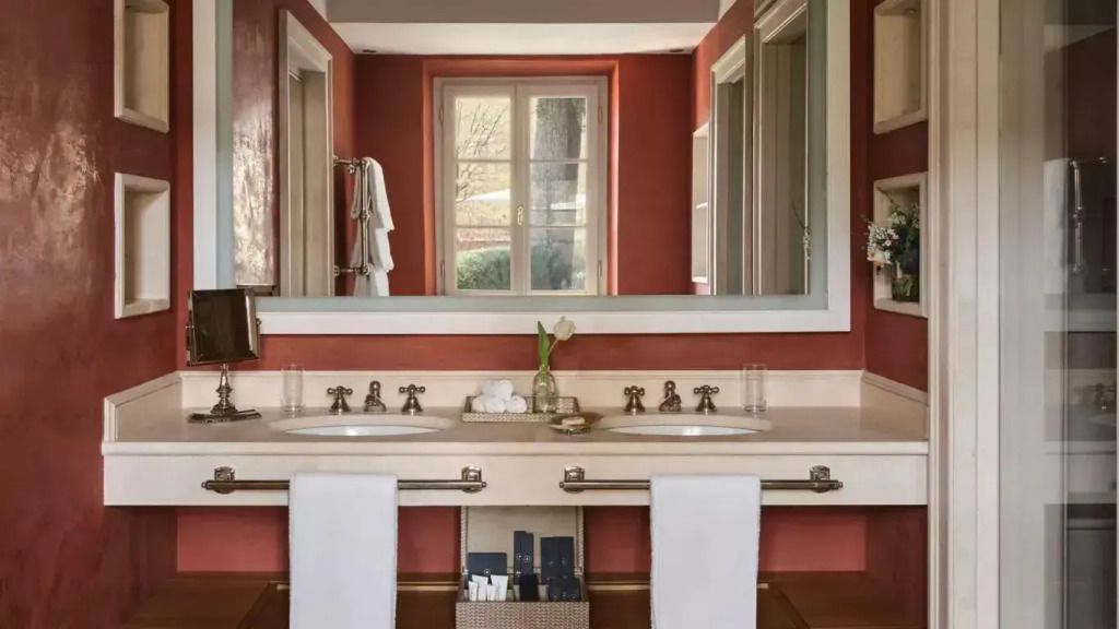 Modernes Badezimmer mit Doppelwaschbecken und großen Spiegeln.