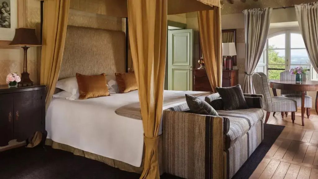 Luxuriöses Schlafzimmer mit Himmelbett und eleganten Vorhängen