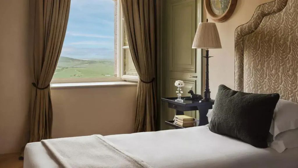 Gemütliches Schlafzimmer mit malerischem Ausblick auf die Landschaft