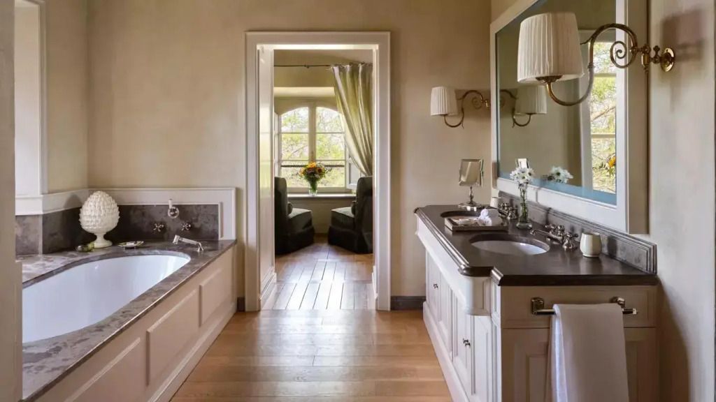Geräumiges Badezimmer mit Doppelwaschbecken und Badewanne