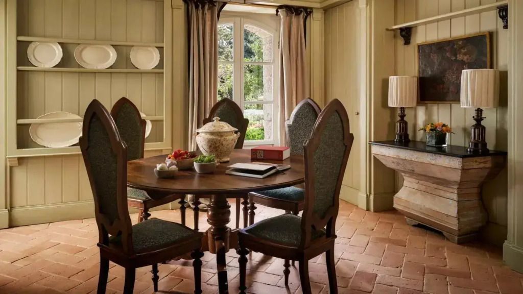 Elegantes Esszimmer mit Holztisch und Blick auf den Garten