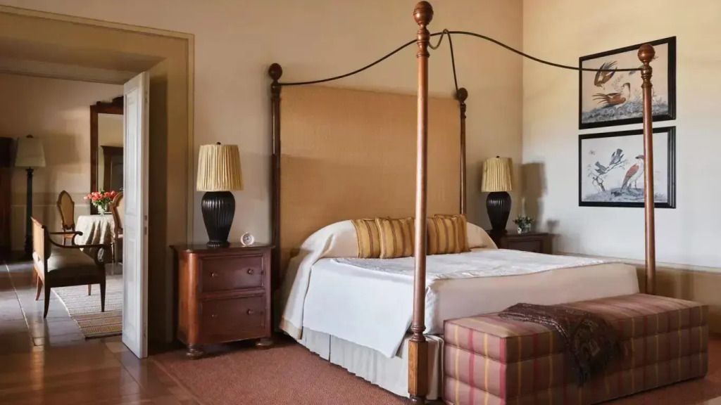 Elegantes Schlafzimmer mit Himmelbett und luxuriöser Möblierung