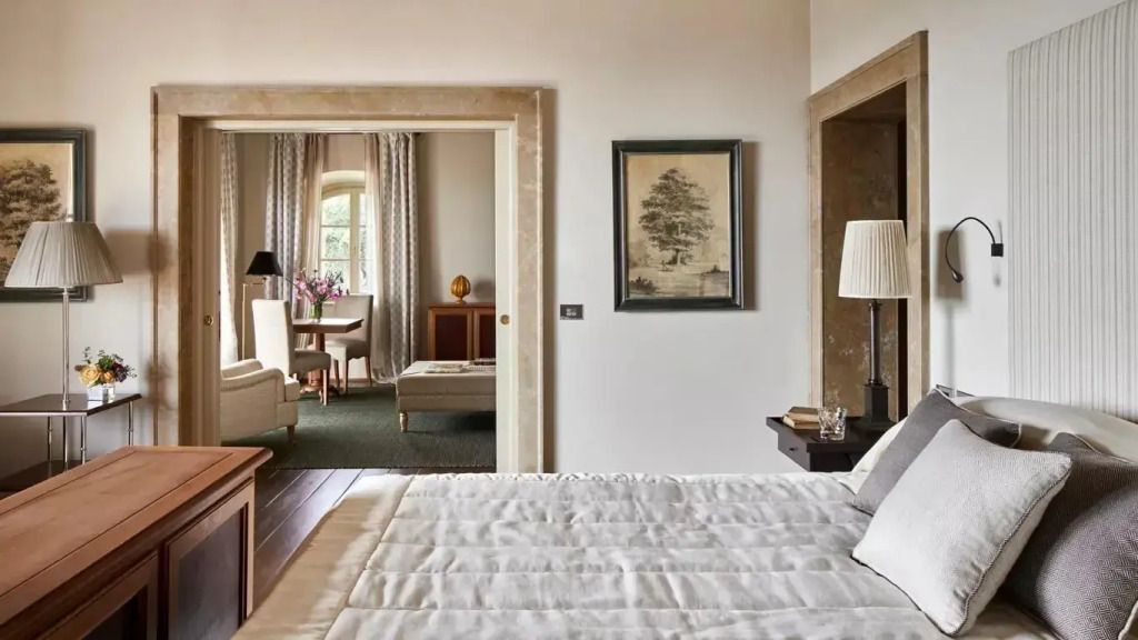 Großzügige Suite mit komfortablem Bett und stilvoller Sitzecke