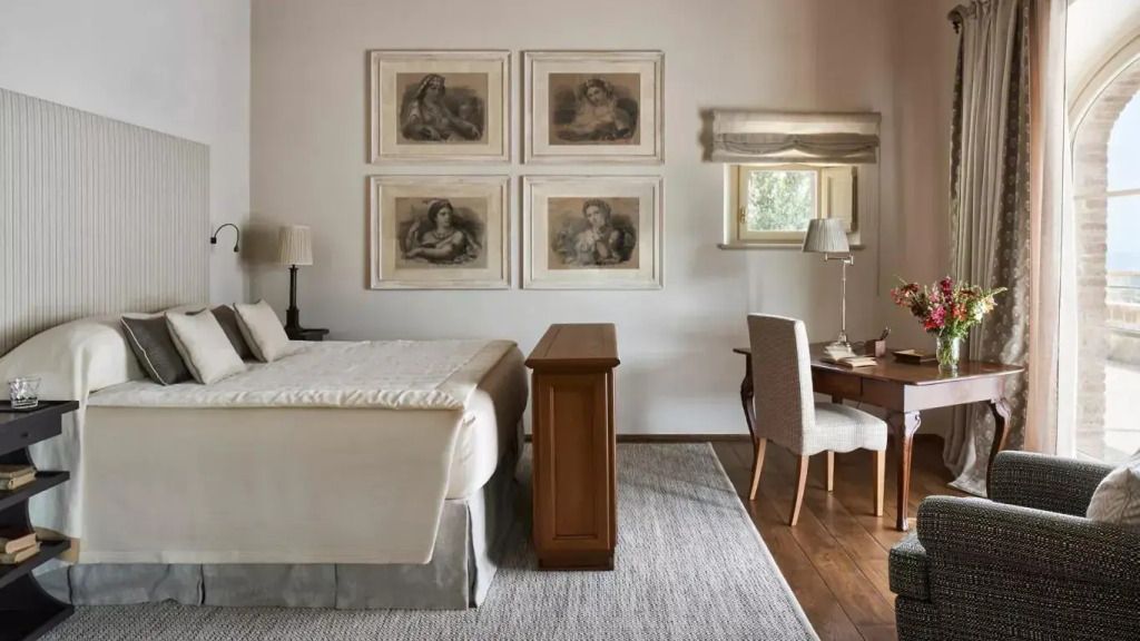 Schlafzimmer mit Kunstwerken an der Wand und elegantem Schreibtisch