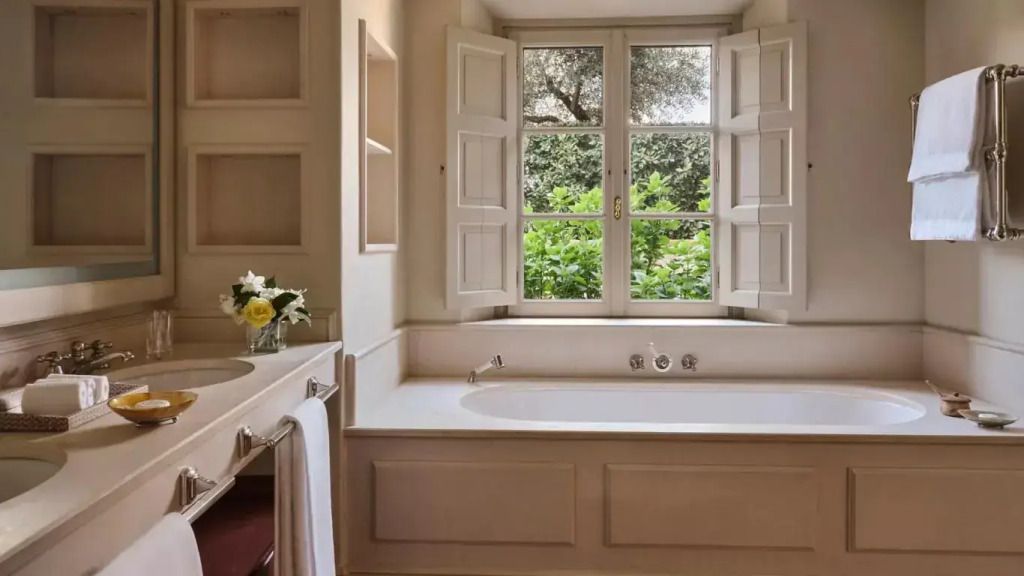 Luxuriöses Badezimmer mit Badewanne und Blick auf den Garten