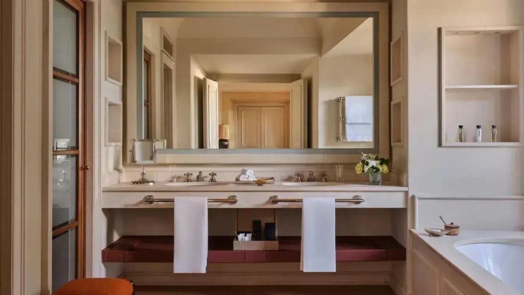 Eleganter Waschtisch mit großem Spiegel im Badezimmer