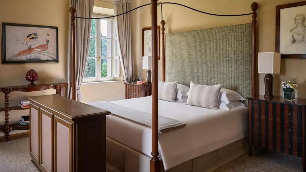 Elegantes Schlafzimmer mit Himmelbett und Blick aus dem Fenster