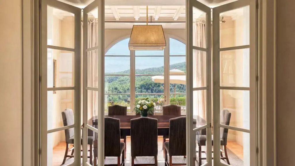 Esszimmer mit großer Fensterfront und Blick auf die Landschaft