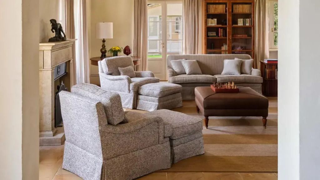 Geräumiges Wohnzimmer mit gemütlicher Sitzgruppe und Bücherregal
