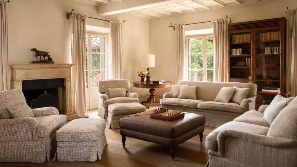 Eleganter Wohnbereich mit Sofas und stilvollem Dekor