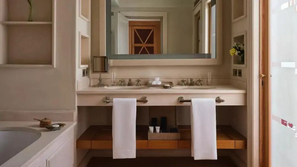 Modernes Badezimmer mit Doppelwaschbecken und luxuriösen Armaturen.
