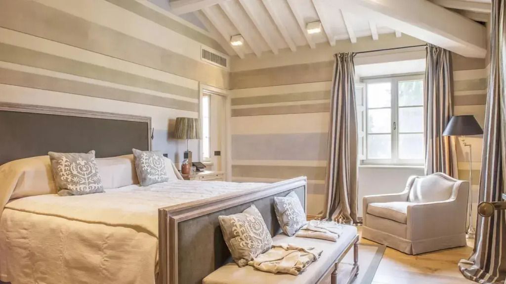 Gemütliches Schlafzimmer in der Oddi Villa mit Doppelbett und eleganten Vorhängen