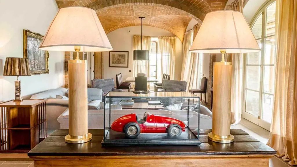 Elegante Lounge mit Miniaturauto unter gotischen Bögen in der Oddi Villa