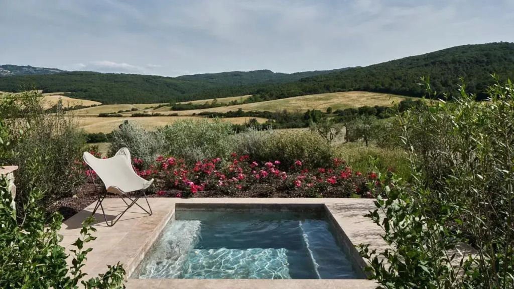 Privater Pool in der Oddi Villa mit atemberaubender Aussicht auf toskanische Landschaft