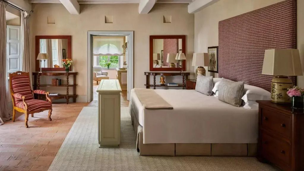 Geräumiges Schlafzimmer mit luxuriösem Doppelbett und eleganter Einrichtung