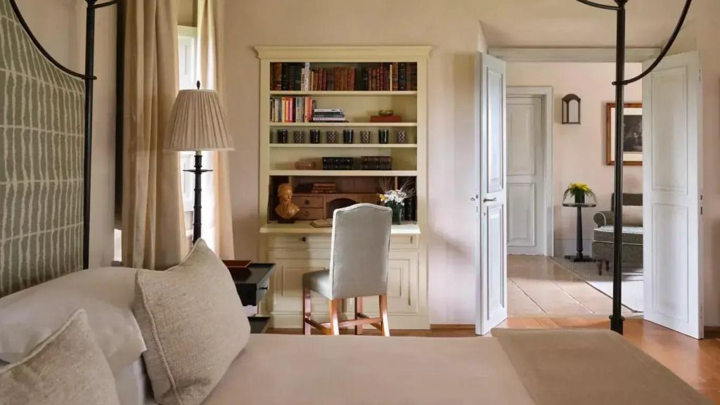 Gemütliche Leseecke mit Bücherregal und Schreibtisch im Schlafzimmer