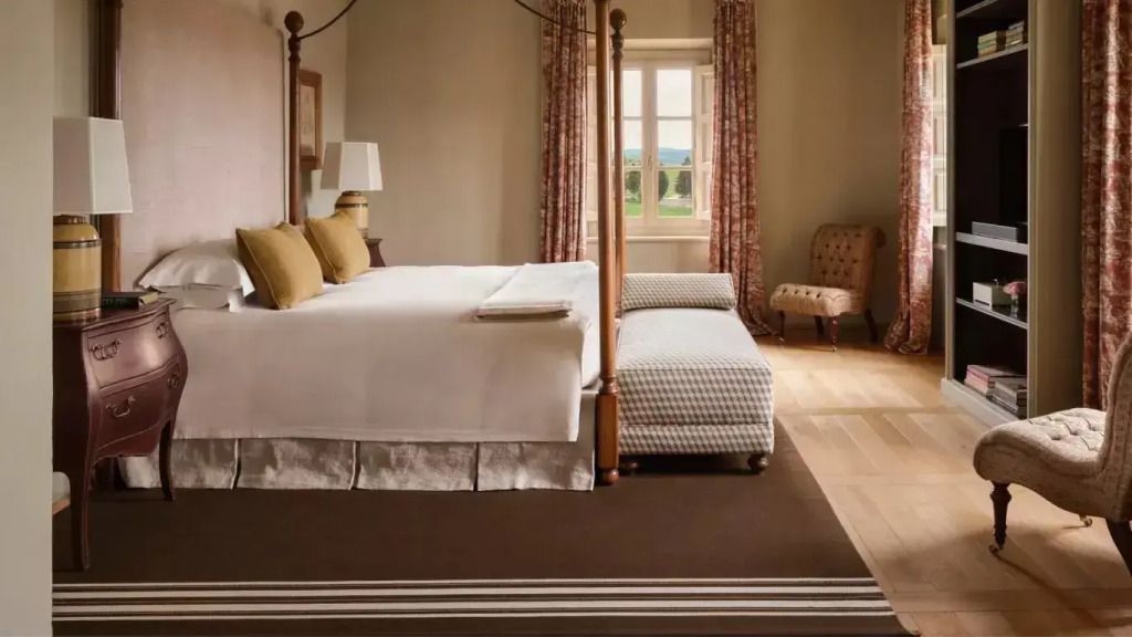 Elegantes Schlafzimmer in der Sant'Anna Villa mit großem Fenster und stilvollem Dekor