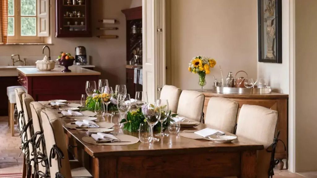 Essbereich mit dekoriertem Tisch und frischen Blumen in der Sant'Anna Villa