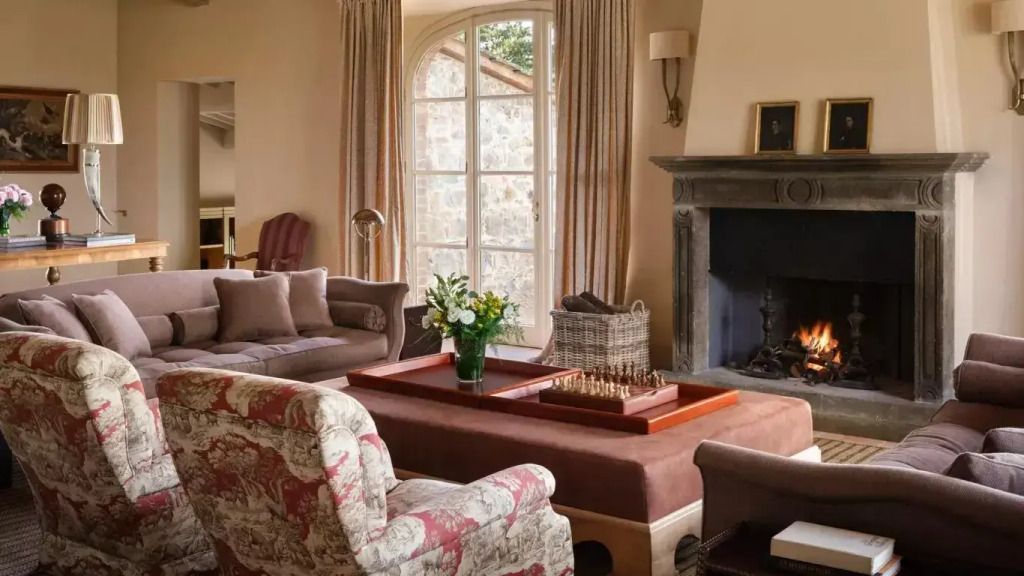 Gemütliches Wohnzimmer der Sant'Anna Villa mit Kamin und stilvoller Einrichtung