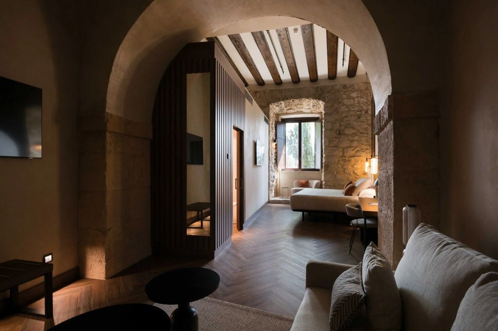Zimmer mit gewölbter Decke und rustikalem Charme, stilvolle Einrichtung