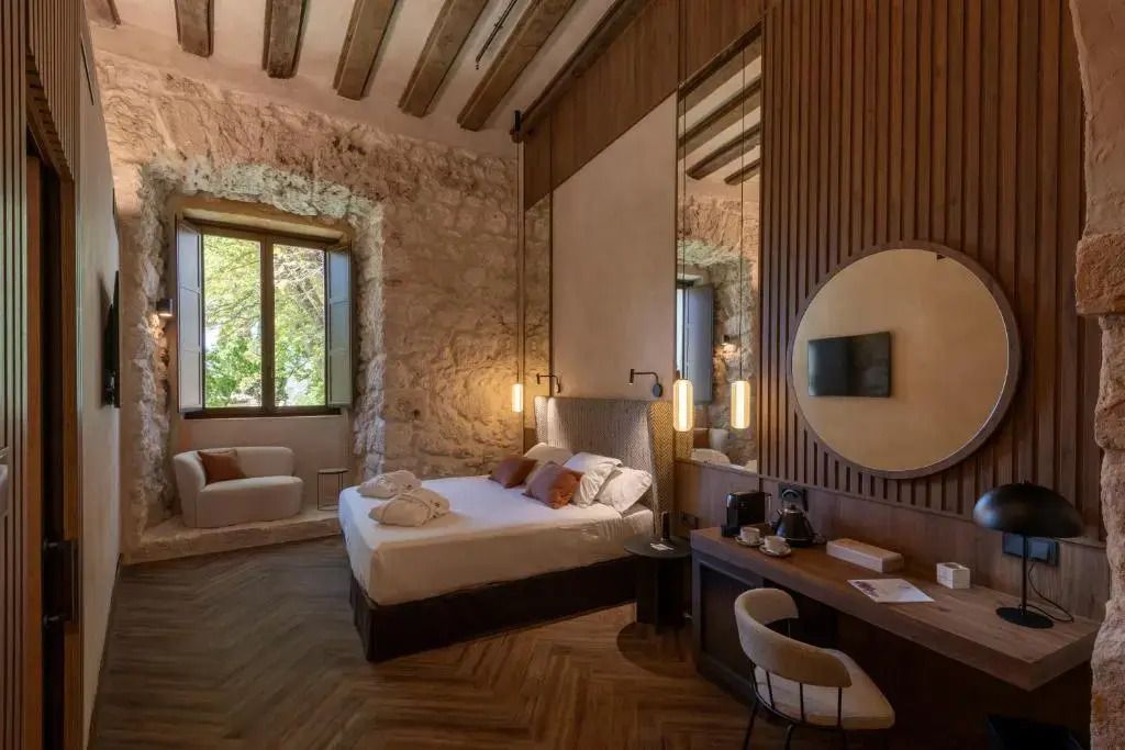 Luxuriöse Junior-Suite mit modernem Design und rustikalen Elementen