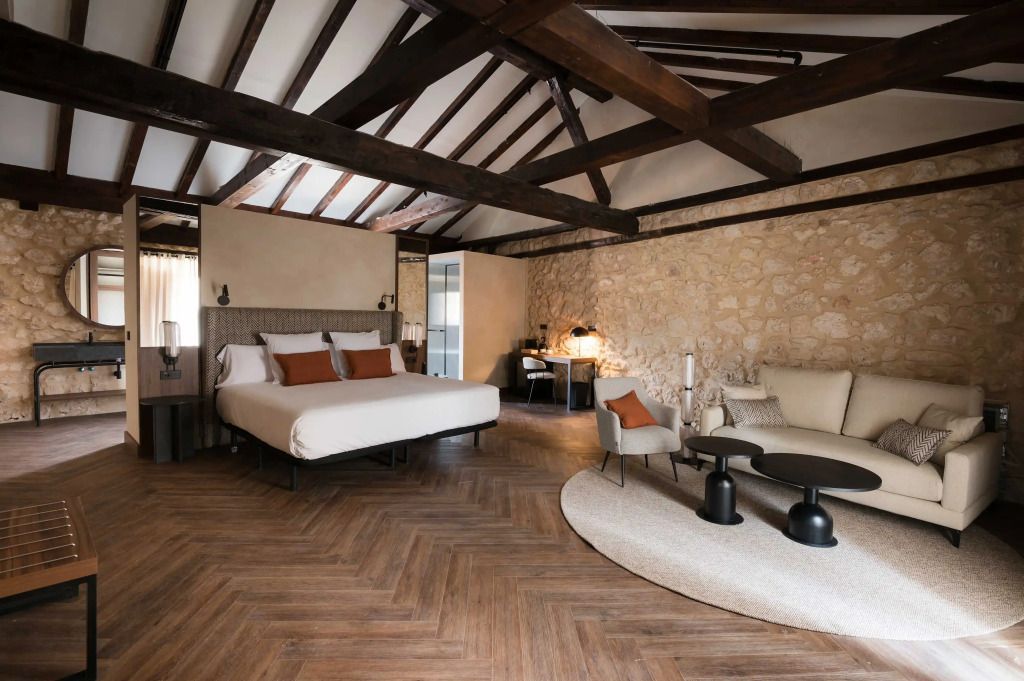 Große Suite mit Holzbalken und luxuriösem Dekor in Castilla Termal Brihuega