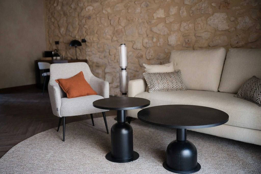 Gemütliche Sitzecke mit modernem Design und Steinwand in einer Suite