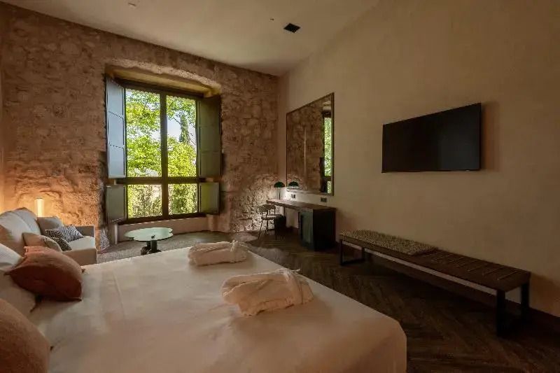 Gemütliche Junior-Suite mit großen Fenstern und natürlichem Licht