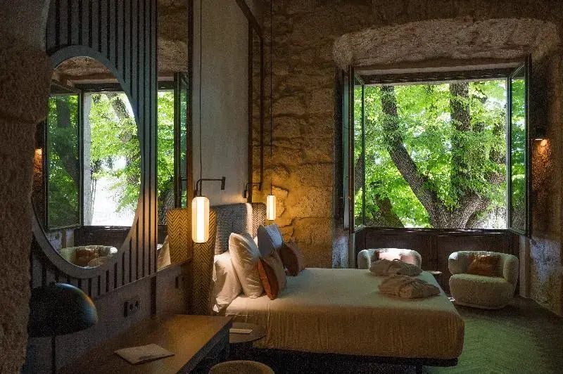 Blick in die Suite mit großen Fenstern und Steinwänden