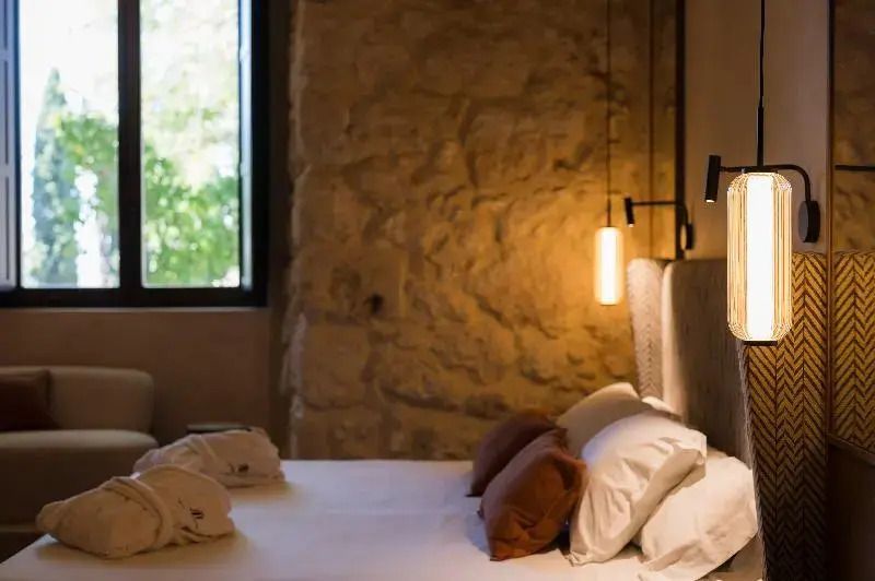 Detailansicht der Suite mit gemütlichen Kissen und Steinmauer