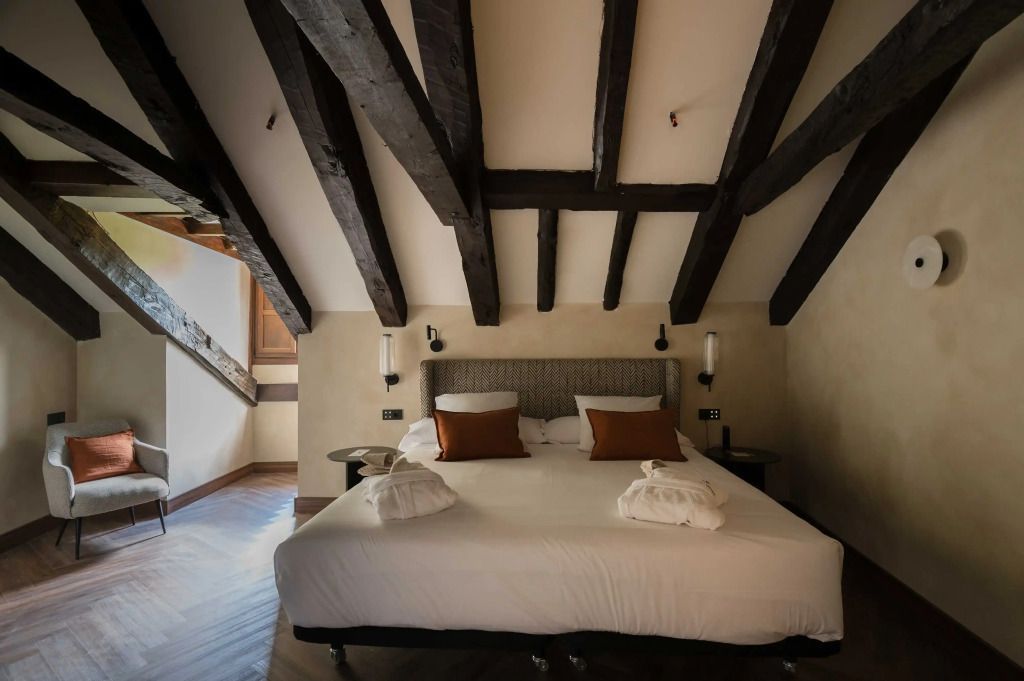 Helles Superior Doppelzimmer mit Holzbalkendecke und eleganter Einrichtung