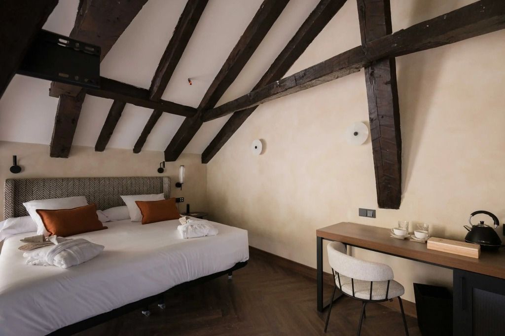 Gemütliches Superior Doppelzimmer mit modernem Schreibtisch und Holzelementen
