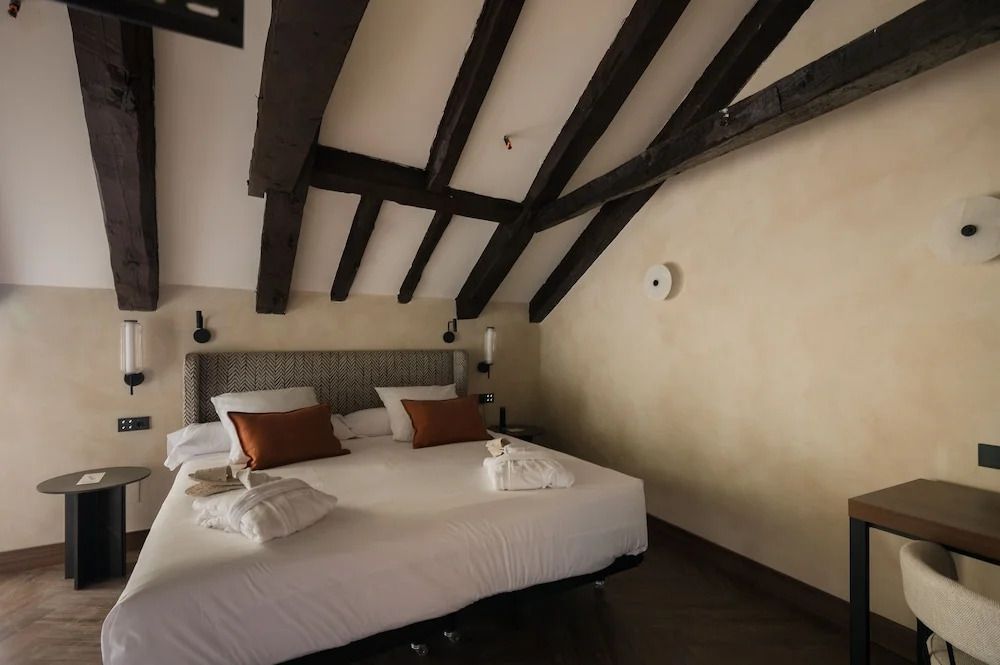 Rustikales Doppelzimmer mit sichtbaren Holzbalken und modernen Annehmlichkeiten