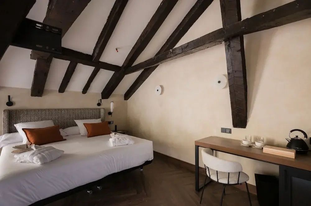 Superior Doppelzimmer mit sichtbaren Holzbalken und elegantem Doppelbett